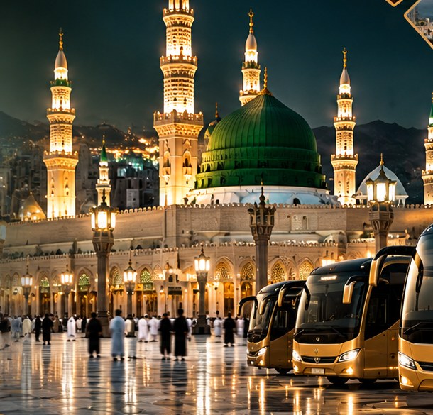 رات کے وقت مسجد نبوی کے سامنے قطار میں کھڑی سنہری کوچز