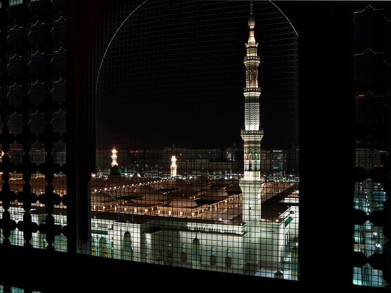 مدینہ کے ہوٹل کی کھڑکی سے رات کے وقت مسجد نبوی
